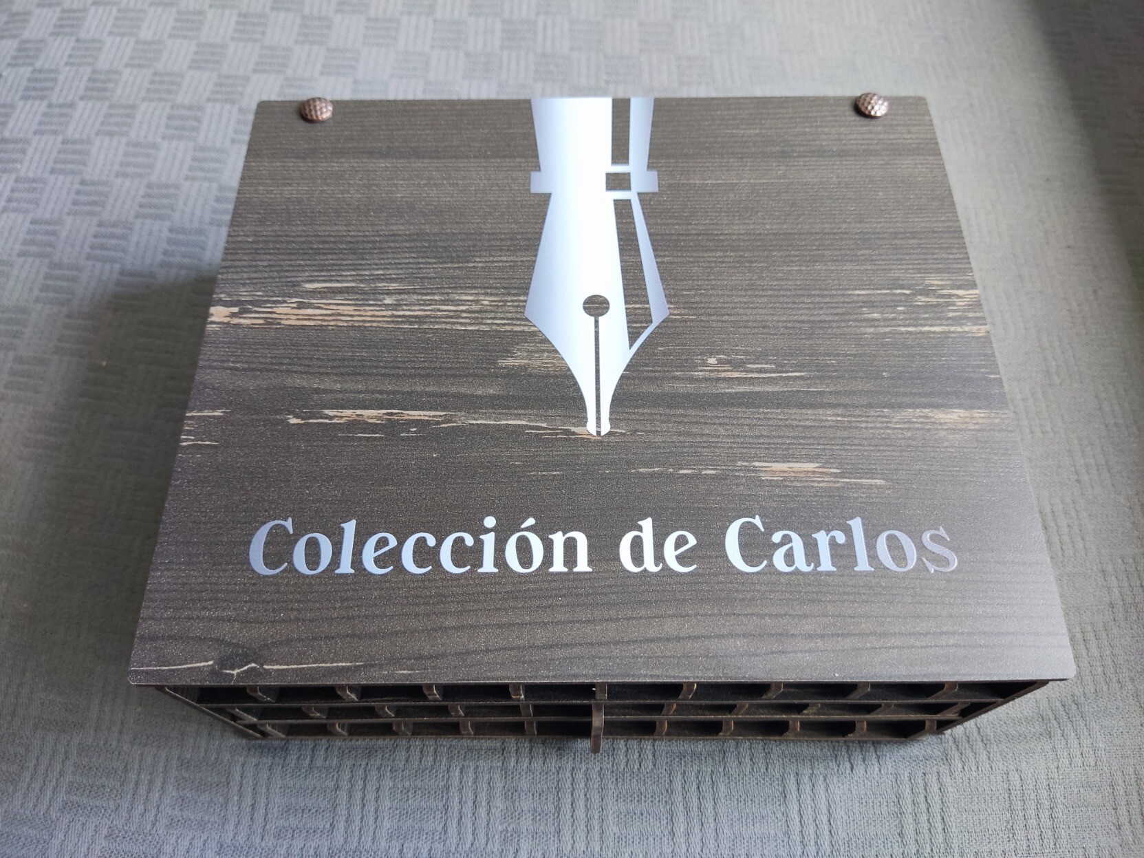 Caja marrón de madera para guardar estilográficas, con el plumín de una estilográfica serigrafiado y las palabras Colección de Carlos escritas