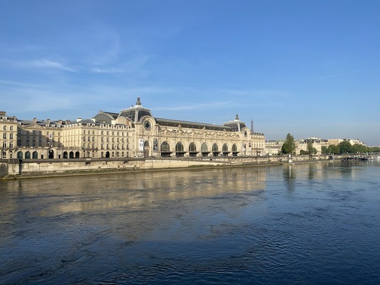 Le Musée d‘Orsay on the left riverbank of swine river. The Eiffel Tower is visible in the background.