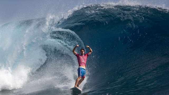  Kauli Vaast en sortie de rouleau levant les bras lors de sa finale à Tahiti, le 6 août 2024. (ED SLOANE / AFP)