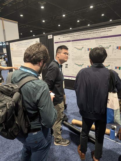 Hantao Wang presenting a poster at the 2024 meeting of the Society for Neuroscience.